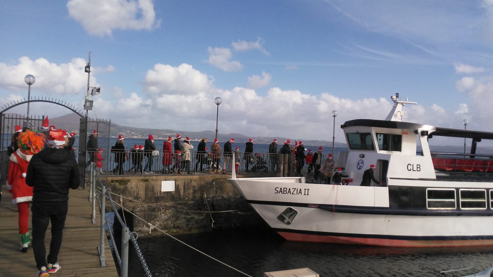 Sul Lago Di Bracciano Babbo Natale Arriva Con Il Battello