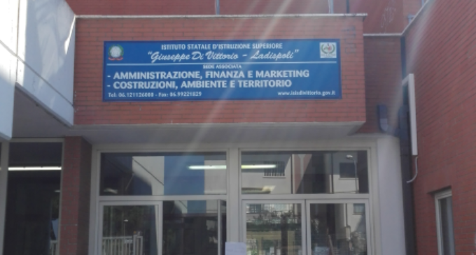 Studenti Dellistituto Di Vittorio Di Ladispoli A Lezione